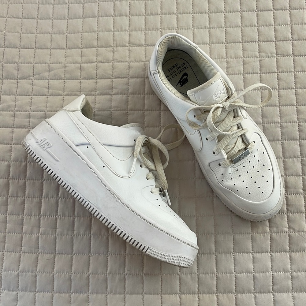 LIKE NEW NIKE AIR FORCE 1